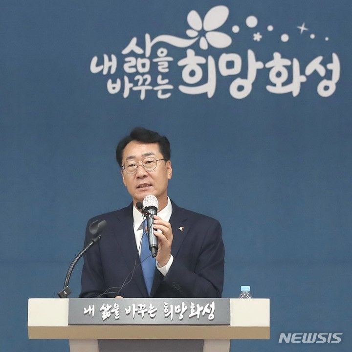 [화성=뉴시스] 정명근 화성시장이 동탄 트램 진행과정에 대해 설명하고 있다. (사진 = 화성시 제공)