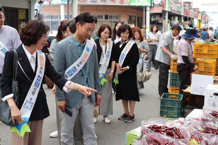 [괴산=뉴시스] 강신욱 기자 = 충북 괴산증평교육지원청 안순자(왼쪽) 교육장과 교직원들이 추석을 앞두고 18일 괴산전통시장과 상가 등을 방문해 장보기와 민원·청렴 캠페인을 하고 있다. (사진=괴산증평교육지원청 제공) 2023.09.18. photo@newsis.com  *재판매 및 DB 금지