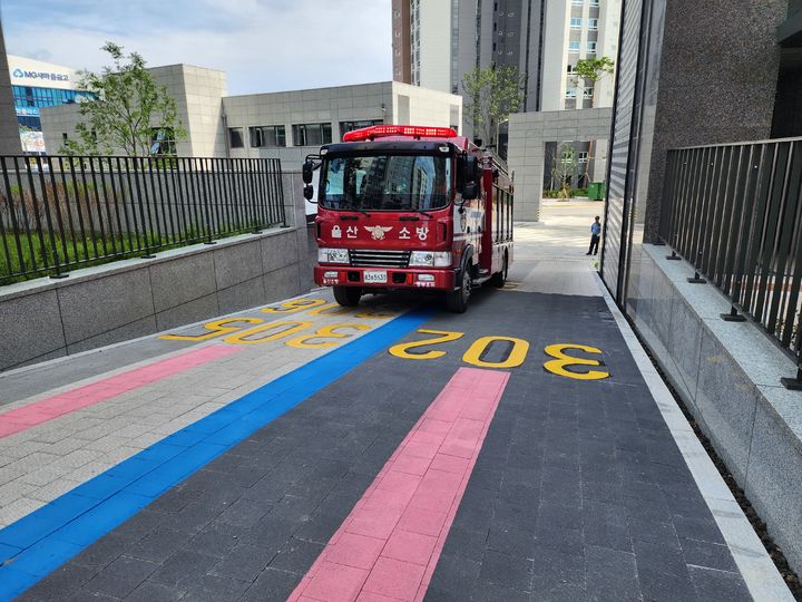 [울산=뉴시스] 유재형 기자 = 울산소방본부는 지역 최초로 중구 복산동 일원의 번영로센트리지 아파트 내에 소방차량 출동 유도선을 설치한다고 19일 밝혔다. 2023.09.19. (사진= 울산소방 제공)photo@newsis.com *재판매 및 DB 금지