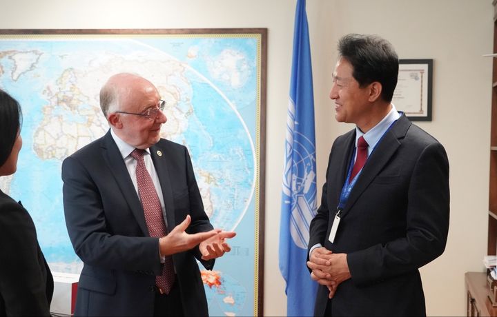 [서울=뉴시스]오세훈(오른쪽) 서울시장과 국제민간항공기구(ICAO) 살바토레 샤키타노 의장.(사진=서울시 제공) *재판매 및 DB 금지