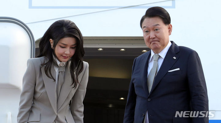 [성남=뉴시스] 홍효식 기자 = 유엔총회 참석을 위해 출국하는 윤석열 대통령과 부인 김건희 여사가 18일 오전 경기도 성남 서울공항에서 공군 1호기에 탑승해 인사하고 있다. 2023.09.18. yesphoto@newsis.com