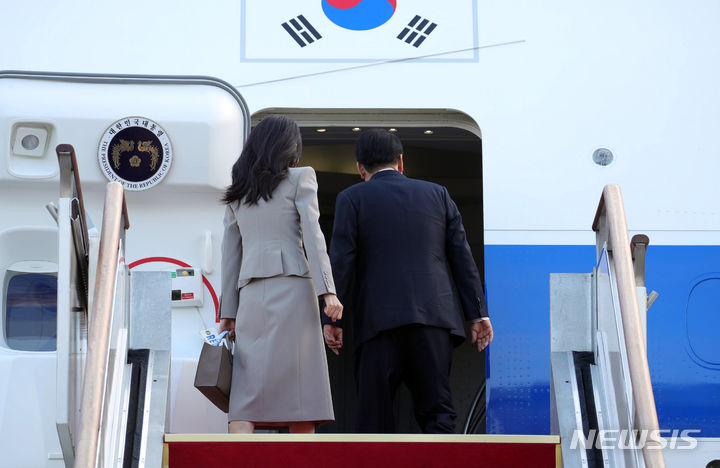 [성남=뉴시스] 홍효식 기자 = 유엔총회 참석을 위해 출국하는 윤석열 대통령과 부인 김건희 여사가 18일 오전 경기도 성남 서울공항에서 공군 1호기에 탑승하고 있다. 2023.09.18. yesphoto@newsis.com