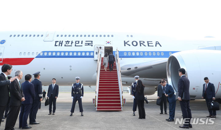 [성남=뉴시스] 홍효식 기자 = 유엔총회 참석을 위해 출국하는 윤석열 대통령과 부인 김건희 여사가 18일 오전 경기도 성남 서울공항에서 공군 1호기에 탑승해 인사하고 있다. 2023.09.18. yesphoto@newsis.com