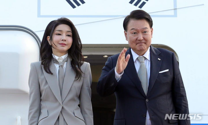 [성남=뉴시스] 홍효식 기자 = 유엔총회 참석을 위해 출국하는 윤석열 대통령과 부인 김건희 여사가 18일 오전 경기도 성남 서울공항에서 공군 1호기에 탑승해 인사하고 있다. 2023.09.18. yesphoto@newsis.com