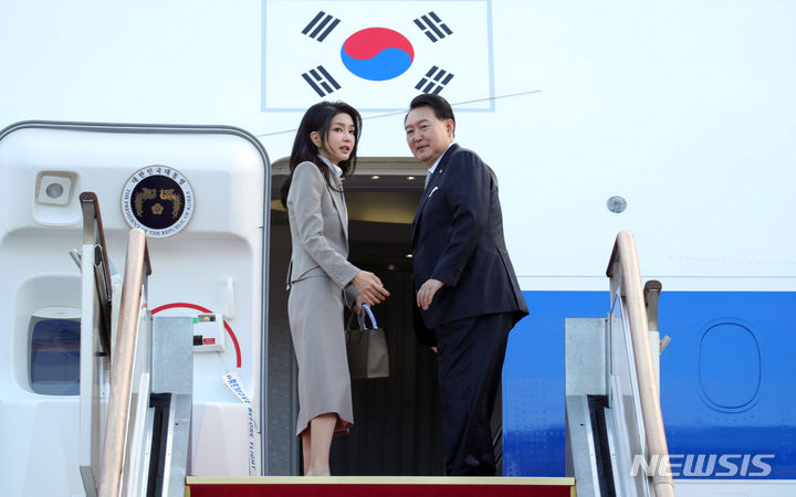 [성남=뉴시스] 홍효식 기자 = 유엔총회 참석을 위해 출국하는 윤석열 대통령과 부인 김건희 여사가 18일 오전 경기도 성남 서울공항에서 공군 1호기에 탑승하고 있다. 2023.09.18. yesphoto@newsis.com