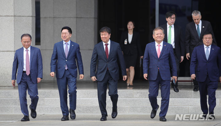 [성남=뉴시스] 홍효식 기자 = 윤재옥(왼쪽부터) 국민의힘 원내대표, 김기현 국민의힘 대표, 김대기 대통령 비서실장, 이상민 행정안전부 장관, 이진복 정무수석이 지난 18일 오전 경기도 성남 서울공항에서 유엔총회 참석을 위해 출국하는 윤석열 대통령과 부인 김건희 여사를 환송하기 위해 이동하고 있다. 2023.09.18. yesphoto@newsis.com