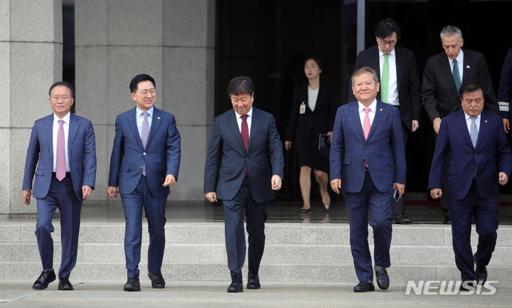 [성남=뉴시스] 홍효식 기자 = 윤재옥(왼쪽부터) 국민의힘 원내대표, 김기현 국민의힘 대표, 김대기 대통령 비서실장, 이상민 행정안전부 장관, 이진복 정무수석 등이 18일 오전 경기도 성남 서울공항에서 유엔총회 참석을 위해 출국하는 윤석열 대통령과 부인 김건희 여사를 환송하기 위해 이동하고 있다. 2023.09.18. yesphoto@newsis.com