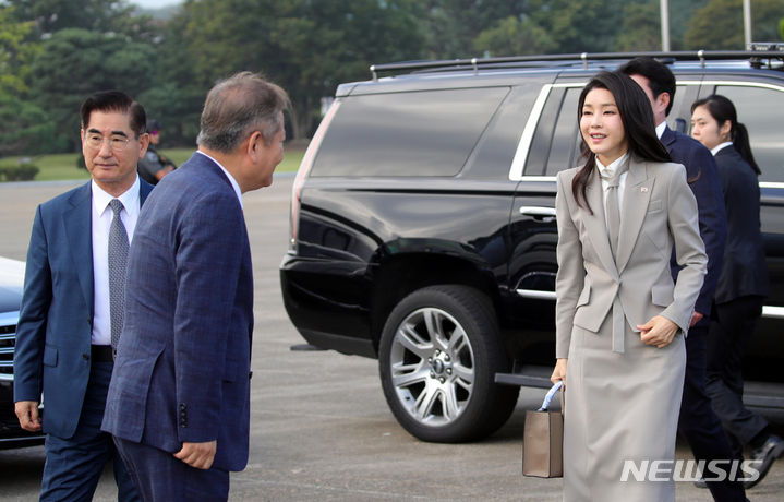 [성남=뉴시스] 홍효식 기자 = 유엔총회 참석을 위해 출국하는 윤석열 대통령 부인 김건희 여사가 18일 오전 경기도 성남 서울공항에서 이상민 행정안전부 장관과 인사하고 있다. 2023.09.18. yesphoto@newsis.com