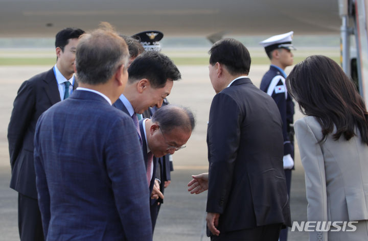 [성남=뉴시스] 홍효식 기자 = 유엔총회 참석을 위해 출국하는 윤석열 대통령과 부인 김건희 여사가 18일 오전 경기도 성남 서울공항에서 공군 1호기에 탑승하기 앞서 김기현 국민의힘 대표 등 환송인사들과 인사하고 있다. 2023.09.18. yesphoto@newsis.com