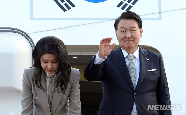 [성남=뉴시스] 홍효식 기자 = 유엔총회 참석을 위해 출국하는 윤석열 대통령과 부인 김건희 여사가 18일 오전 경기도 성남 서울공항에서 공군 1호기에 탑승해 인사하고 있다. 2023.09.18. yesphoto@newsis.com