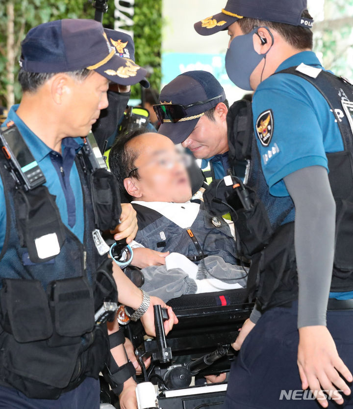 [서울=뉴시스] 황준선 기자 = 18일 오전 서울 중구 장애인고용공단 서울지역본부에서 점거농성을 벌이던 전국장애인차별철폐연대(전장연) 회원이 경찰에 의해 연행되고 있다. 2023.09.18. hwang@newsis.com