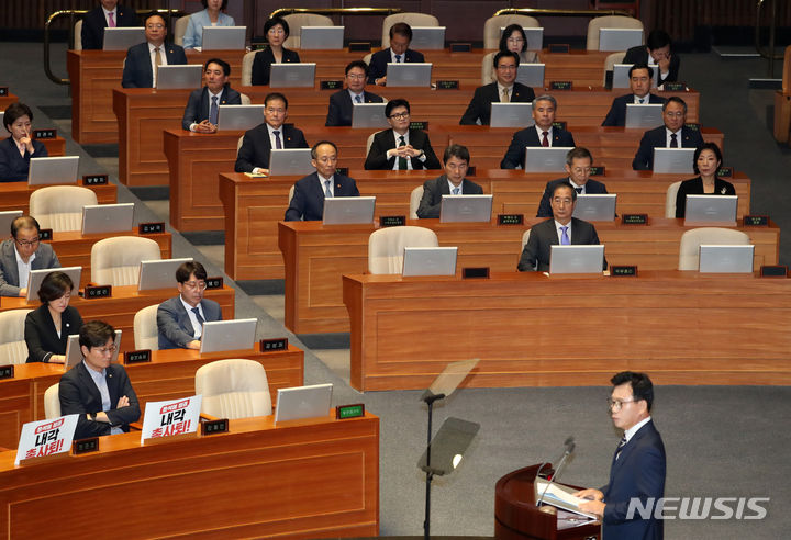 [서울=뉴시스] 이영환 기자 = 박광온 더불어민주당 원내대표가 18일 오전 서울 여의도 국회 본회의장에서 열린 제410회국회(정기회) 제6차 본회의에서 교섭단체 대표연설을 하는 가운데 한덕수 국무총리와 국무위원들이 연설을 듣고 있다. 2023.09.18. 20hwan@newsis.com