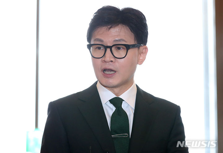 [서울=뉴시스] 이영환 기자 = 한동훈 법무부 장관이 18일 오전 서울 여의도 국회 본청으로 들어서 취재진의 질문에 답하고 있다. 2023.09.18. 20hwan@newsis.com