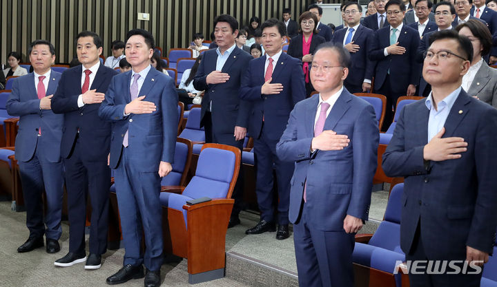 국민의례하는 국민의힘.  [서울=뉴시스] 추상철 기자 = 김기현 국민의힘 당 대표를 비롯한 의원들이 18일 오전 서울 여의도 국회에서 열린 의원총회에서 국민의례를 하고 있다. 2023.09.18. scchoo@newsis.com