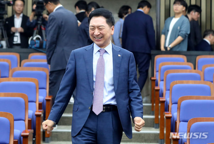 [서울=뉴시스] 추상철 기자 = 김기현 국민의힘 당 대표가 18일 오전 서울 여의도 국회에서 열린 의원총회에 참석하고 있다. 2023.09.18. scchoo@newsis.com