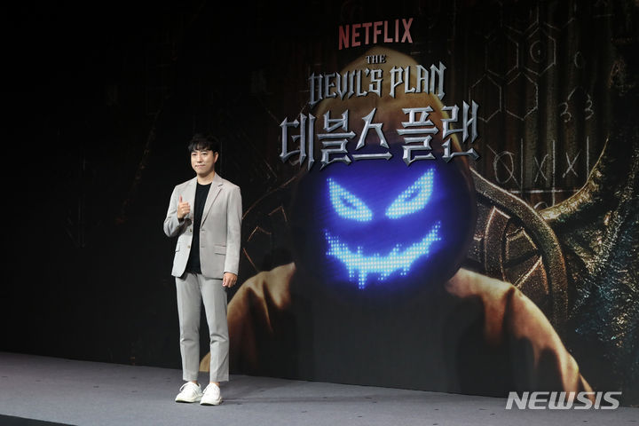 [서울=뉴시스] 박진희 기자 = 넷플릭스 예능 '데블스 플랜' 출연자 과학 유투버 궤도가 18일 서울 중구 앰배서더 풀만에서 제작발표회를 하고 있다. '데블스 플랜'은 변호사, 의사, 과학 유튜버, 프로 게이머, 배우 등 다양한 직업군의 12인의 플레이어가 7일간 합숙하며 최고의 브레인을 가리는 두뇌 서바이벌 게임 예능이다. 2023.09.18. pak7130@newsis.com