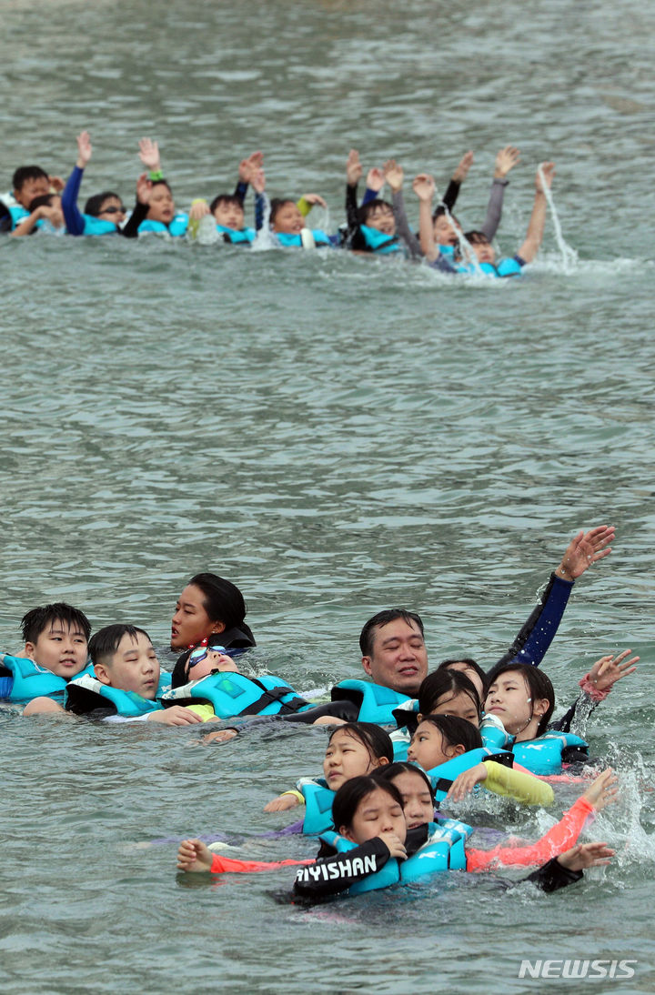 [부산=뉴시스] 하경민 기자 = 부산 여고초등학교 학생들이 18일 오전 수영구 광안리해수욕장 앞바다에서 생존수영을 배우고 있다. 동래교육지원청은 이번 주 관내 초등학교 3곳의 5·6학년 학생 100여 명을 대상으로 광안리해양레포츠센터에서 '초등학생 바다 생존수영교육 체험'을 운영한다. 2023.09.18. yulnetphoto@newsis.com