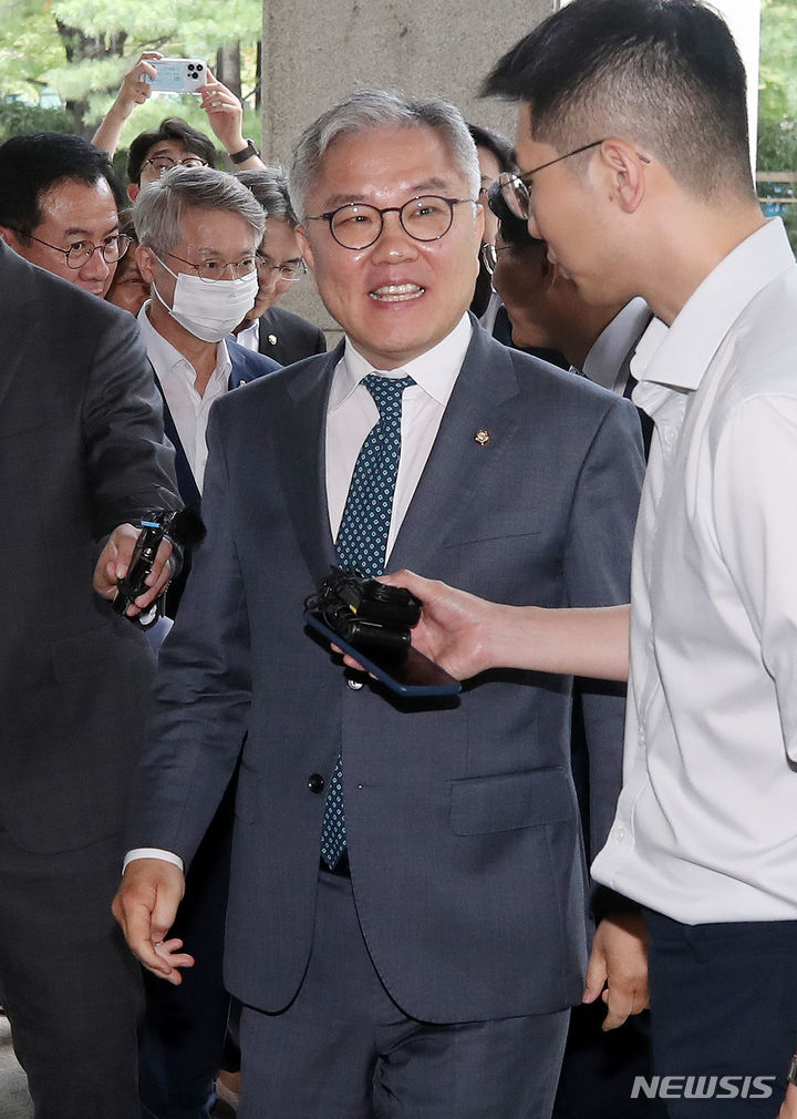 [서울=뉴시스] 조성우 기자 = 조국 전 법무부장관 아들에게 허위로 인턴증명서를 발급했다는 혐의를 받는 최강욱 더불어민주당 의원이 18일 오후 서울 서초구 대법원 대법정에서 열린 업무방해 사건 전원합의체 선고에 출석하고 있다. 2023.09.18. xconfind@newsis.com