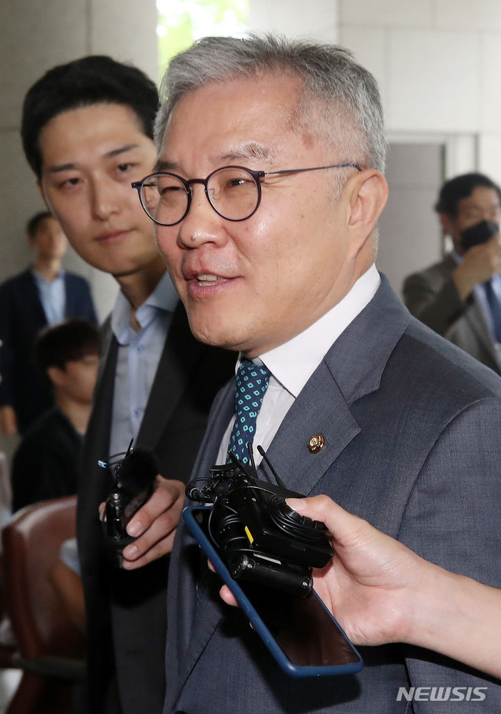 [서울=뉴시스] 조성우 기자 = 조국 전 법무부장관 아들에게 허위로 인턴증명서를 발급했다는 혐의를 받는 최강욱 더불어민주당 의원이 18일 오후 서울 서초구 대법원 대법정에서 열린 업무방해 사건 전원합의체 선고에 출석하고 있다. 2023.09.18. xconfind@newsis.com
