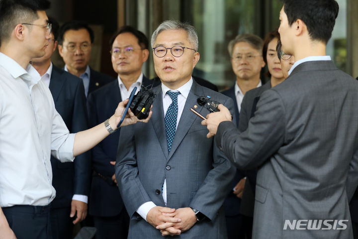 [서울=뉴시스] 조성우 기자 = 조국 전 법무부장관 아들에게 허위로 인턴증명서를 발급했다는 혐의를 받는 최강욱 더불어민주당 의원이 18일 오후 서울 서초구 대법원 대법정에서 열린 전원합의체 선고에서 징역형 집행유예 판결을 받고 나와 입장을 밝히고 있다. 최 의원은 대법원 판결로 의원직을 상실했다. 2023.09.18. xconfind@newsis.com
