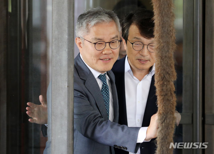 [서울=뉴시스] 조성우 기자 = 조국 전 법무부장관 아들에게 허위로 인턴증명서를 발급했다는 혐의를 받는 최강욱 더불어민주당 의원이 18일 오후 서울 서초구 대법원 대법정에서 열린 전원합의체 선고에서 징역형 집행유예 판결을 받고 나오고 있다. 최 의원은 대법원 판결로 의원직을 상실했다. 2023.09.18. xconfind@newsis.com