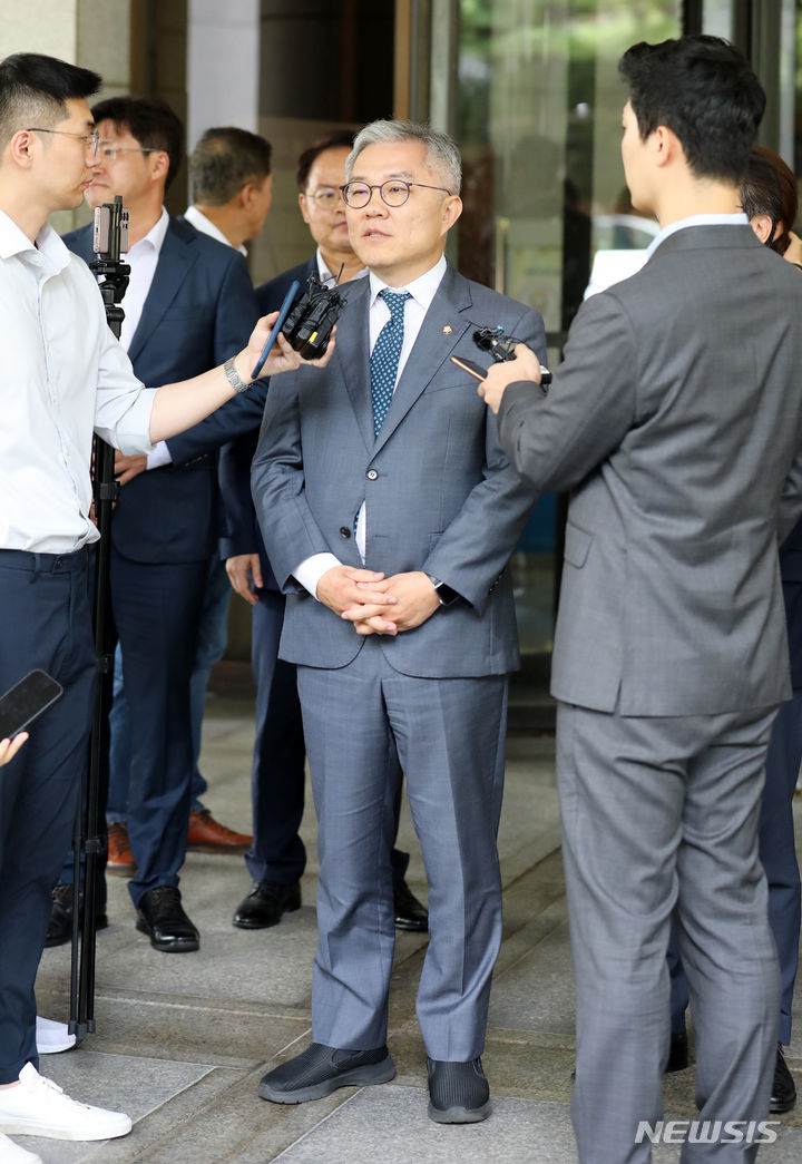 [서울=뉴시스] 조성우 기자 = 조국 전 법무부장관 아들에게 허위로 인턴증명서를 발급했다는 혐의를 받는 최강욱 더불어민주당 의원이 18일 오후 서울 서초구 대법원 대법정에서 열린 전원합의체 선고에서 징역형 집행유예 판결을 받고 나와 입장을 밝히고 있다. 최 의원은 대법원 판결로 의원직을 상실했다. 2023.09.18. xconfind@newsis.com