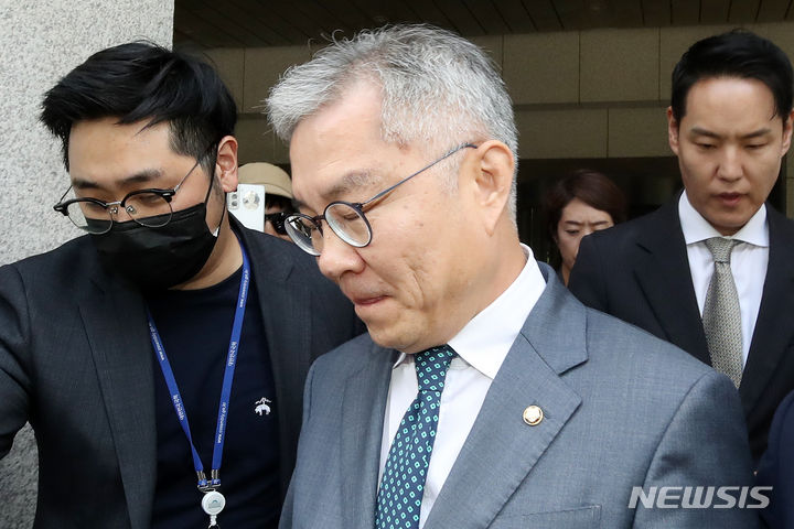 [서울=뉴시스] 조성우 기자 = 조국 전 법무부장관 아들에게 허위로 인턴증명서를 발급했다는 혐의를 받는 최강욱 더불어민주당 의원이 18일 오후 서울 서초구 대법원 대법정에서 열린 전원합의체 선고에서 징역형 집행유예 판결을 받고 나오고 있다. 최 의원은 대법원 판결로 의원직을 상실했다. 2023.09.18. xconfind@newsis.com