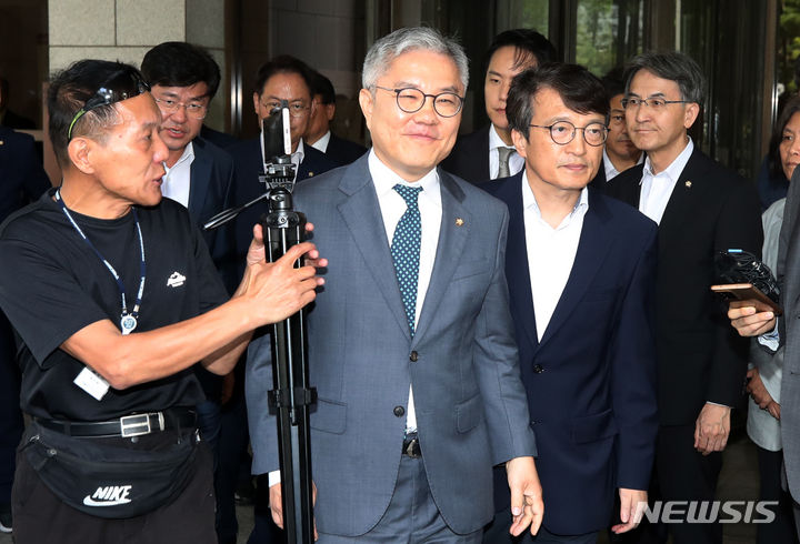 [서울=뉴시스] 조성우 기자 = 조국 전 법무부장관 아들에게 허위로 인턴증명서를 발급했다는 혐의를 받는 최강욱 더불어민주당 의원이 18일 오후 서울 서초구 대법원 대법정에서 열린 전원합의체 선고에서 징역형 집행유예 판결을 받고 나오고 있다. 최 의원은 대법원 판결로 의원직을 상실했다. 2023.09.18. xconfind@newsis.com