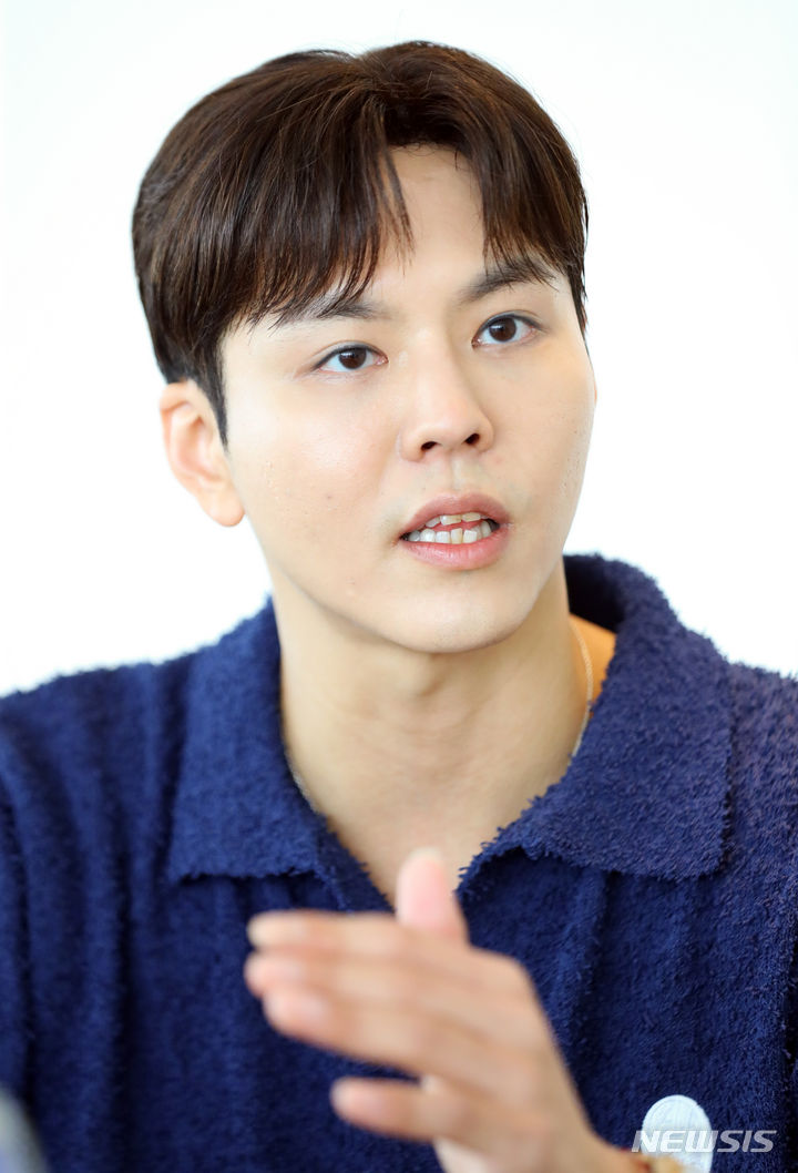 [서울=뉴시스] 최진석 기자 = 크리에이터 '최윅'이 18일 서울 동작구 라이킹스페이스에서 뉴시스와 인터뷰를 하고 있다. 2023.09.XX. myjs@newsis.com