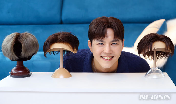 [서울=뉴시스] 최진석 기자 = 크리에이터 '최윅'이 18일 서울 동작구 라이킹스페이스에서 뉴시스와 인터뷰하며 포즈를 취하고 있다. 2023.09.XX. myjs@newsis.com