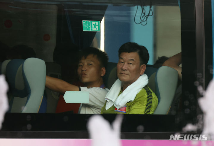 [진화(중국)=뉴시스] 고승민 기자 = 2022 항저우 아시안게임에 출전하는 북한 축구대표팀이 18일(현지시간) 숙소가 마련된 중국 진화시의 한 호텔로 들어서고 있다. 2023.09.18. kkssmm99@newsis.com