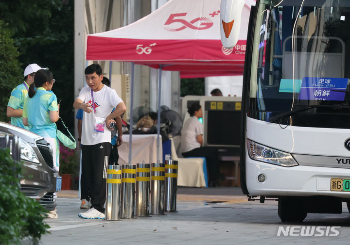[진화(중국)=뉴시스] 고승민 기자 = 2022 항저우 아시안게임에 출전하는 북한 축구대표팀이 18일(현지시간) 숙소가 마련된 중국 진화시의 한 호텔로 들어서고 있다. 2023.09.18. kkssmm99@newsis.com