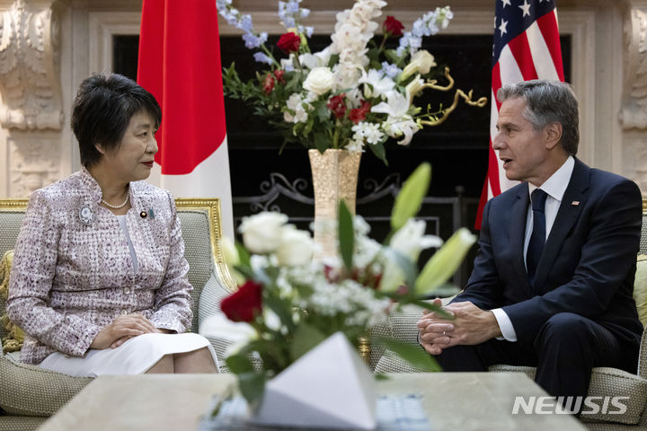 [뉴욕=AP/뉴시스]G7 외교장관들은 19일(현지시간) 미국 뉴욕에서 회담한 이후 발표한 성명에서 "러시아와 북한의 협력이 유엔 안전보장이사회 결의 위반으로 이어질 수 있으며 인도·태평양 지역과 그 너머 지역의 평화와 안보를 해칠 수 있다는 우려를 공유했다"고 밝혔다. 사진은 토니 블링컨 미국 국무장관(오른쪽)과 가미카와 요코 일본 외무상이 지난 18일 미국 뉴욕에서 회담을 가지고 있는 모습. 2023.09.20