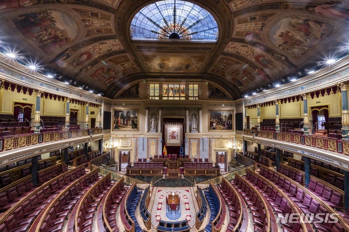 [AP/뉴시스' 스페인 하원의 개정전 모습으로 하원은 19일부터 의원들이 스페인어 외의 소수계 언어로 발언 토의하는 것을 허용했다