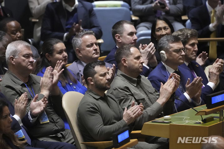 [유엔본부=AP/뉴시스]볼로디미르 젤렌스키 우크라이나 대통령이 19일(현지시간) 유엔총회에서 조 바이든 미 대통령의 연설을 들으며 박수를 치고 있다. 지난해 미 상하원 합동연설에서 기립박수를 받았던 젤렌스키 대통령이 이번 워싱턴 방문에선 미 의원들로부터 압박을 당할 전망이다. 2023.9.21.