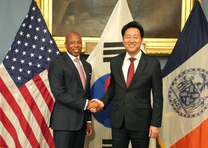 [서울=뉴시스] 오세훈(오른쪽) 서울시장과 에릭 애덤스 뉴욕시장.(사진=서울시 제공) *재판매 및 DB 금지