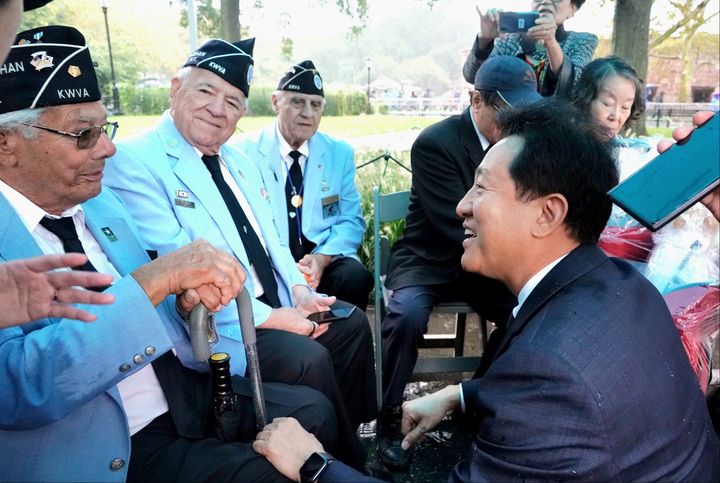 [서울=뉴시스]6.25 참전용사와 대화를 나누는 오세훈 시장.(사진=서울시 제공) *재판매 및 DB 금지