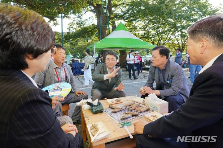 [영광=뉴시스]중소벤처기업부 오기웅 차관은 지난 18일  굴비골영광시장에서 소상공인, 전통시장 상인들과 소통하고 수산물 시식 및 굴비 등도 구매했다.