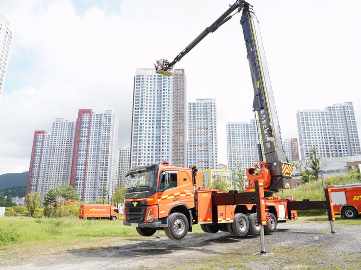 [창원=뉴시스] 강경국 기자 = 경남 창원소방본부가 18일 의창소방서에서 70m 굴절사다리차&nbsp;&nbsp;&nbsp;&nbsp;&nbsp;&nbsp;&nbsp;&nbsp;&nbsp; 시연회를 개최하고 있다. (사진=창원시청 제공). 2023.09.19. photo@newsis.com *재판매 및 DB 금지