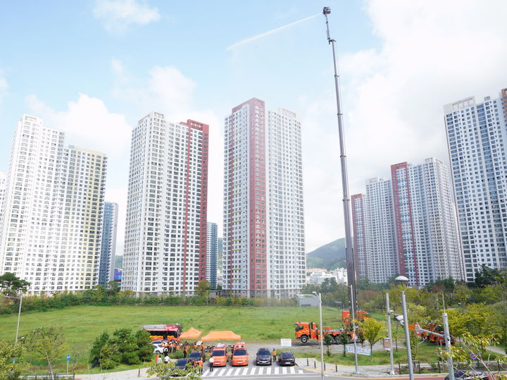 [창원=뉴시스] 강경국 기자 = 경남 창원소방본부가 18일 의창소방서에서 70m 굴절사다리차 시연회를 개최하고 있다. (사진=창원시청 제공). 2023.09.19. photo@newsis.com *재판매 및 DB 금지