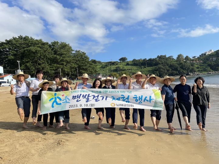 [남해=뉴시스] 차용현 기자 = 경남 남해군의회가 지난 18일 오후 사촌해수욕장에서 전 의원과 소속 직원들이 참여한 가운데 ‘맨발 걷기 체험행사’를 진행하고 있다.2023.09.19.(사진=남해군의회 제공)photo@newsis.com *재판매 및 DB 금지