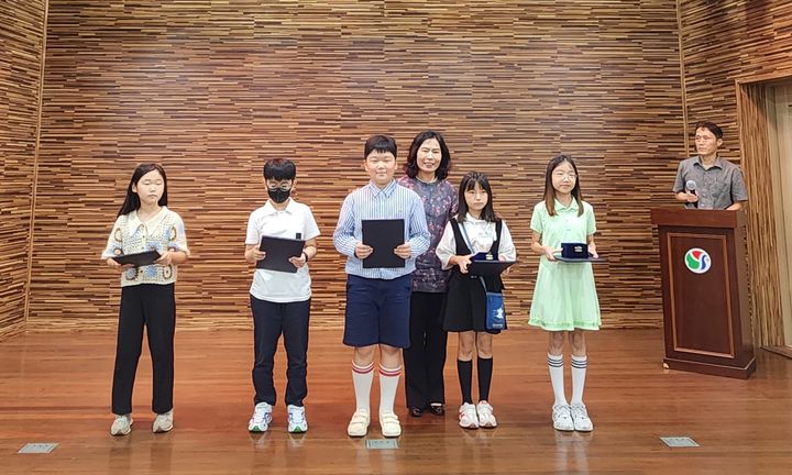 영어독후감 말하기대회 그룹C 수상자. 사진=양산교육지원청 제공) *재판매 및 DB 금지