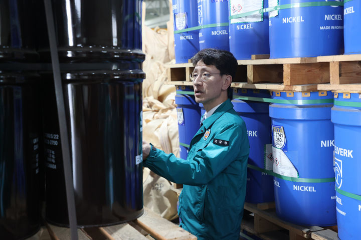 [인천=뉴시스] 김양수 기자 = 김윤상 조달청장이 19일 인천 비축기지를 방문해 니켈 비축현황과 보관시설을 점검하고 있다.(사진=조달청 제공).2023.09.19. photo@newsis.com *재판매 및 DB 금지