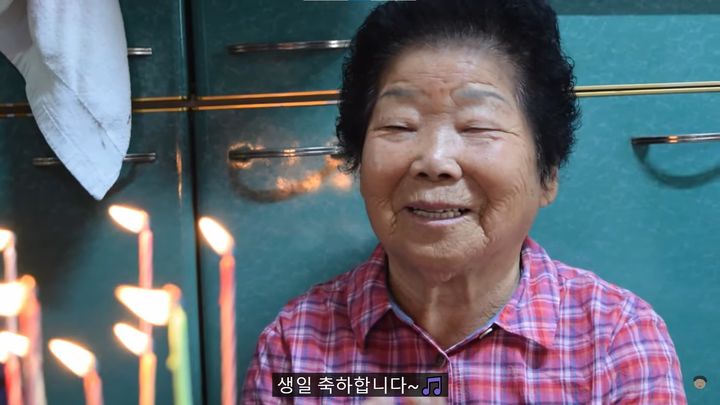 [서울=뉴시스]지난 15일 '시골할매' 채널에 할머니의 생일을 맞아 케이크 초를 불고 있다.(사진=유튜브'시골할매'캡처) 2023.09.19 photo@newsis.com *재판매 및 DB 금지