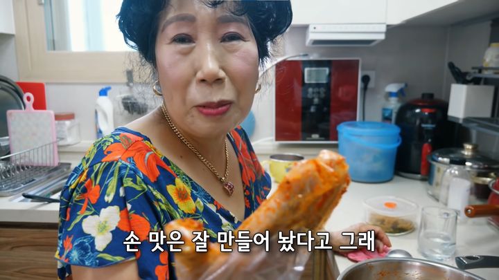 [서울=뉴시스]지난 2018년 7월31일 '박막례 할머니' 채널을 운영하고 있는 박막례 할머니가 비빔국수를 만들고 있다.(사진=유튜브'박막례 할머니'캡처) 2023.09.19 photo@newsis.com *재판매 및 DB 금지