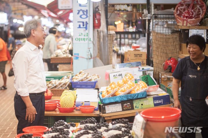 [인천=뉴시스] 윤환 인천 계양구청장이 추석 명절을 앞두고 지역 전통시장을 방문해 상인과 인사하고 있다. (사진=계양구 제공)