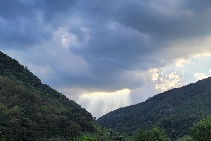 [대구=뉴시스] 이상제 기자 = 19일 오후 대구 동구 불로동 하늘에 구름 사이로 빛 내림 현상이 나타나고 있다. 2023.09.19. king@newsis.com&nbsp; *재판매 및 DB 금지