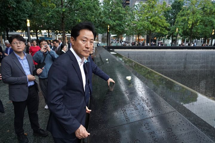 [서울=뉴시스]미국 뉴욕시 맨해튼의 911 메모리얼 파크를 시찰 중인 오세훈 시장.(사진=서울시 제공) *재판매 및 DB 금지
