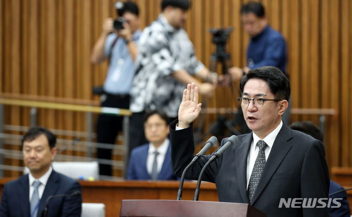 [서울=뉴시스] 고범준 기자 = 이균용 대법원장 후보자가 19일 오전 서울 여의도 국회에서 열린 인사청문회에서 선서를 하고 있다. 2023.09.19. bjko@newsis.com