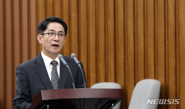 [서울=뉴시스] 고범준 기자 = 이균용 대법원장 후보자가 19일 오전 서울 여의도 국회에서 열린 인사청문회에서 발언하고 있다. 2023.09.19. bjko@newsis.com
